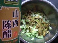 在家做的凉拌苦瓜做法图解5)