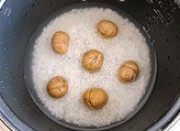美味的栗子鸡饭做法图解3)