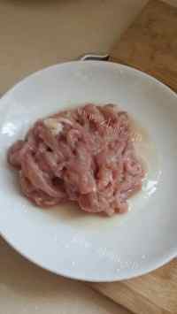 家常菜蒜薹炒肉丝做法图解1)