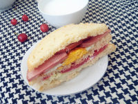 简单的鸡蛋火腿三明治