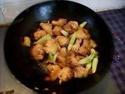 鸡腿炖土豆做法图解5)
