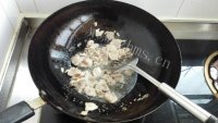 好吃的腐竹秋耳炒肉做法图解4)