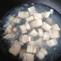 家常菜五花肉炖莲藕做法图解6)