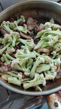 营养丰富菜花炒肉做法图解7)