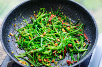 美味的花生炒扁豆丝做法图解6)