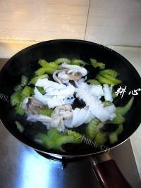 美味的西芹木耳炒鲜鱿做法图解11)