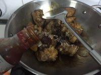 美味萝卜花生猪蹄煲做法图解4)