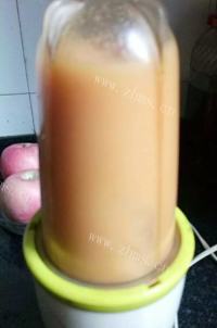 老少皆宜的苹果胡萝卜蜂蜜汁做法图解4)