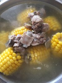 美味的排骨玉米汤做法图解6)