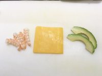 芝士鳄梨鲜虾卷做法图解1)