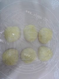 肉松沙拉面包做法图解2)