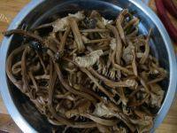 美味的茶树菇炖鸡汤做法图解5)