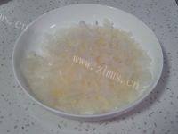 美味的银耳百合雪梨汤做法图解2)