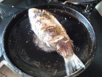 好吃的电饼铛烤鲫鱼做法图解8)