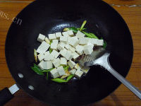 家常菜蒜苗烧豆腐做法图解7)
