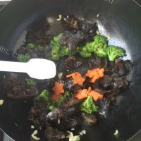 家常菜木耳炒西兰花做法图解13)