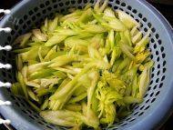 易做的芹菜拌花生做法图解1)