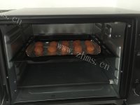 自制莲蓉蛋黄月饼做法图解2)