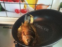 美味的葱烤鲫鱼做法图解6)