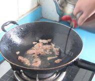 热腾腾的蒜薹炒肉做法图解4)