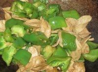 口感饱满的青椒炒豆皮做法图解9)