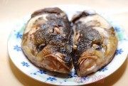 美味的川芎白芷鱼头汤做法图解2)