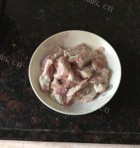 色香味俱全的莲藕排骨汤做法图解2)
