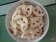 风味的荷塘小炒做法图解4)