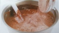 美味的黑巧克力蛋糕体做法图解4)