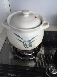 滋补的海带炖猪手排骨做法图解3)
