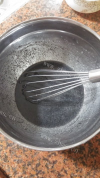 自制黑芝麻戚风蛋糕做法图解4)