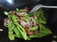 诱人的荷兰豆炒腊肠做法图解9)