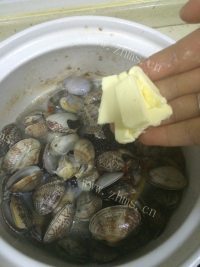 鲜香酒焖紫苏黄油花蛤做法图解5)