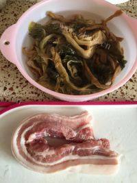 梅菜焖五花肉做法图解1)