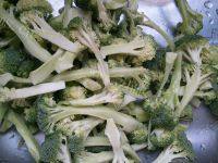 自制炒西兰花做法图解2)