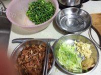家常菜蒜薹炒肉丝做法图解1)