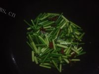 家常菜蒜台炒肉做法图解3)