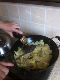 家常菜肉丝青椒土豆片做法图解6)