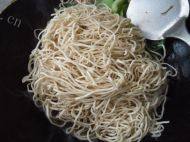 口感极佳的香菇油菜炒面做法图解5)