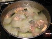美味的冬瓜薏米老鸭汤做法图解4)