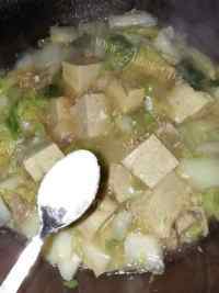 喷香的白菜炖冻豆腐做法图解6)