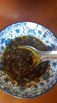 美味的蒜蓉蒸扇贝做法图解3)