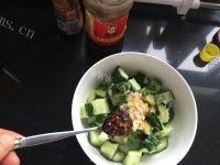 喷香的凉拌黄瓜做法图解5)