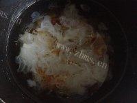 自制蔓越莓桃胶银耳羹做法图解4)