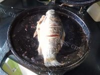 好吃的电饼铛烤鲫鱼做法图解7)