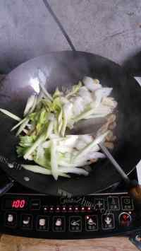 爽口的西芹炒豆瓣做法图解4)