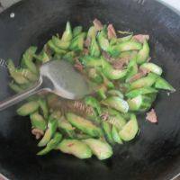 家常菜瘦肉炒丝瓜做法图解9)