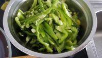 下酒菜青椒炒肉做法图解1)