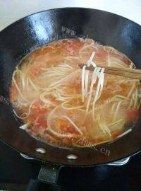 美味的西红柿鸡蛋面做法图解7)