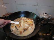 美味的三文鱼头豆腐汤做法图解11)